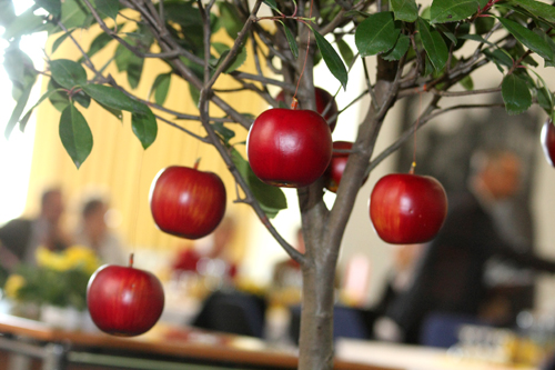 Apfelbaumbild Bild eines Apfelbaumes mit roten Äpfeln